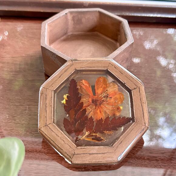 Vintage Octagon Wood Trinket Box with Pressed Flowers - 1970s Keepsake Box - Picture 4 of 10